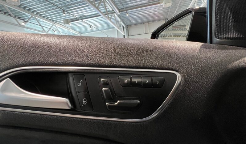 
								Mercedes-Benz A 250 7G-DCT full									